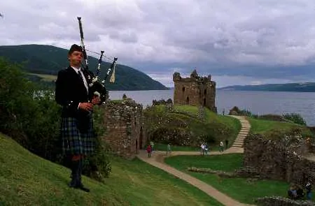 Piper, urquhart castle